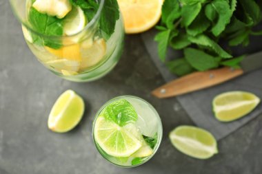 Cam ve gri tablo taze mojito sürahi