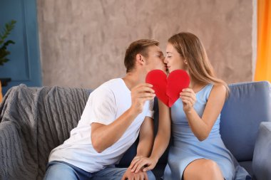 Genç çift kanepe evde kırık kalp yarısı bağlanma