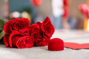 Nişan yüzüğü ve yatakta güzel gül ile kutu