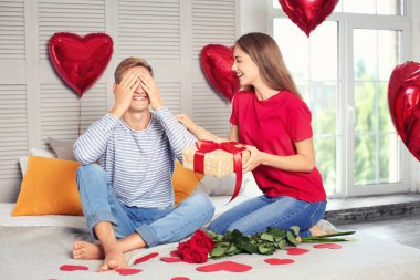 Genç kadın sevgilisi sevgili evde mevcut