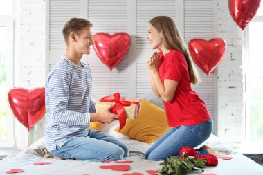 Sevgili kız arkadaşına evde mevcut veren genç adam