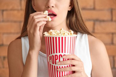 Patlamış mısır, closeup yemek güzel genç kadın