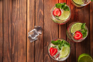 Ahşap masa üzerinde taze çilek mojito bardak