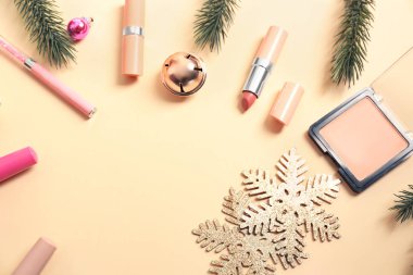 Kozmetik renk arka plan üzerinde Noel süslemeleri ile ayarla