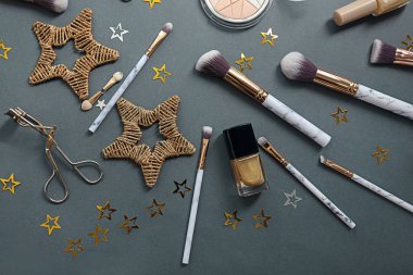 Kozmetik gri arka plan üzerinde süslemeleri ile ayarla