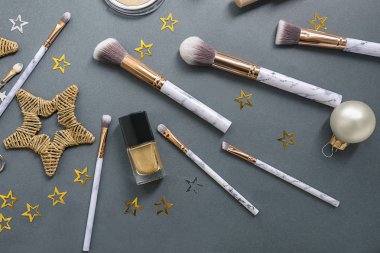 Kozmetik gri arka plan üzerinde süslemeleri ile ayarla