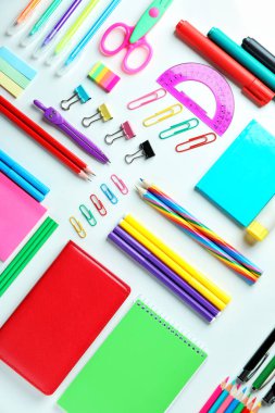 Beyaz arka plan üzerinde farklı okul Kırtasiye ile kompozisyon