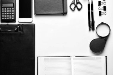 Beyaz arka plan üzerinde farklı okul Kırtasiye ile kompozisyon