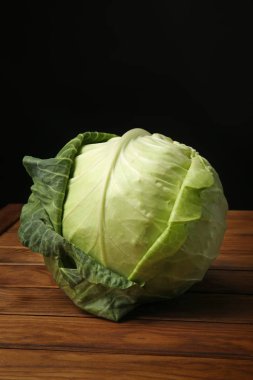 Ahşap masa üzerinde olgunlaşmış taze lahana