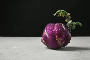 Gri masa üstünde taze sarımsak