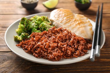 Et ve plaka üzerinde brokoli ile lezzetli haşlanmış kırmızı pirinç