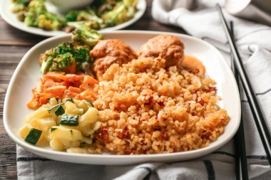 Lezzetli pilav köfte ve plaka üzerinde sebze ile haşlanmış