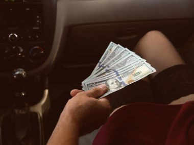 Genç fahişe arabada istemciden para almak