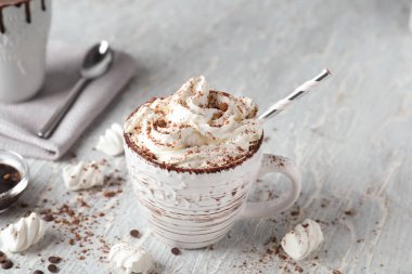 Krem ve ışık masada marshmallow ile lezzetli kakao fincan