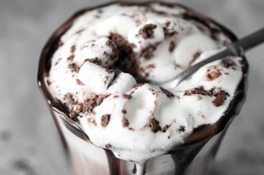 Marshmallow, closeup ile lezzetli kakao fincan