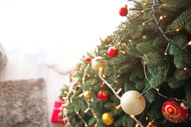 Topları ve odada garland ile güzel Noel ağacı
