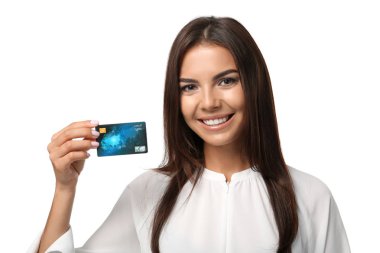 Beyaz arka plan üzerinde kredi kartı olan kadın. Online alışveriş