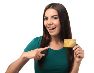 Beyaz arka plan üzerinde kredi kartı olan kadın. Online alışveriş