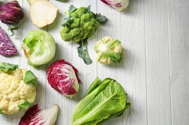 Lahana hafif ahşap arka plan üzerinde farklı türleri