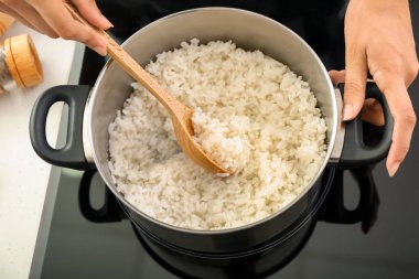 Ocakta tencerede pilav pişirme kadın