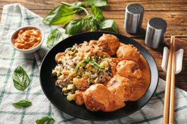 Haşlanmış pirinç, sebze ve masada köfte ile plaka