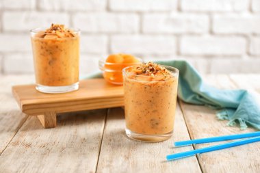 Gözlük lezzetli kavun güler yüzlü ahşap tablo