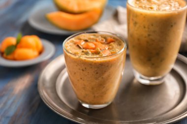 Gözlük lezzetli kavun güler yüzlü ahşap tablo