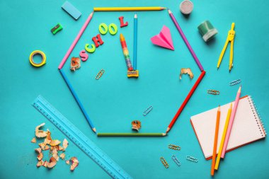 Renk arka plan üzerinde farklı okul Kırtasiye ile kompozisyon