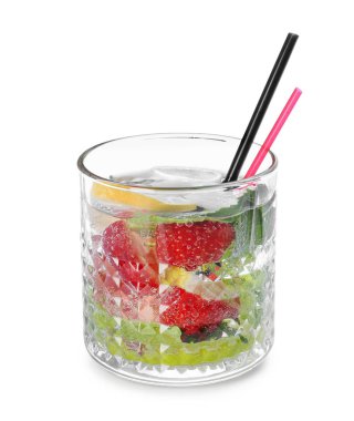 Beyaz arka planda bir bardak taze çilekli limonata.