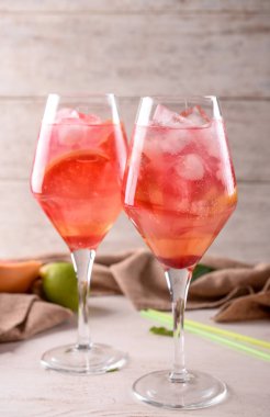 Taze yaz kokteyl masa lambası üzerinde gözlük