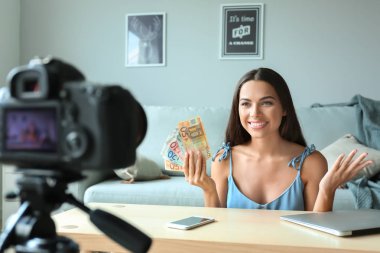 Genç kadın blogger para video evde kayıt ile