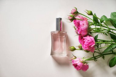Beyaz zemin üzerine güzel çiçekler ile parfüm şişe