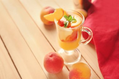 Taze yaz kokteyl cam Kupası Ahşap tablo