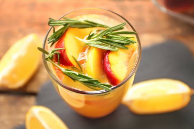 Taze yaz kokteyl cam masada, portre