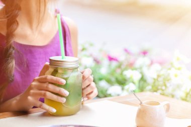Genç kadın taze limonata kafede içki