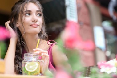 Genç kadın taze limonata kafede içki