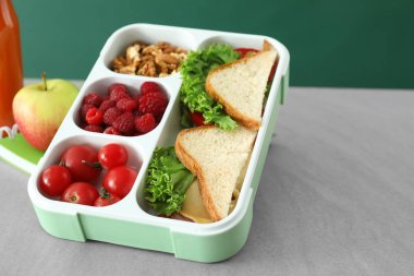 Beslenme çantası masasına iştah açıcı yemek ile