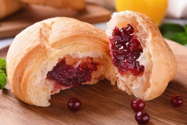 Berry ile lezzetli kruvasan jam ahşap masa, portre