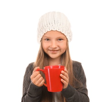 Sevimli küçük kız sıcak giysiler ve beyaz zemin üzerine sıcak çikolata ile