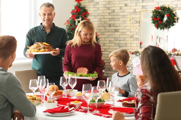 Glad Familj Som Äter Julmiddag Hemma — Stockfoto