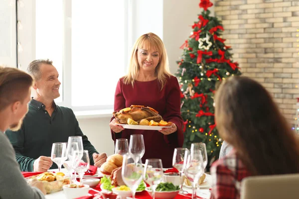 Glad Familj Som Äter Julmiddag Hemma — Stockfoto