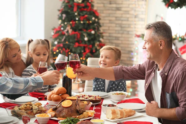 Lycklig Familj Klirrande Glas Julbord Hemma — Stockfoto