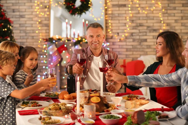 Lycklig Familj Klirrande Glas Julbord Hemma — Stockfoto