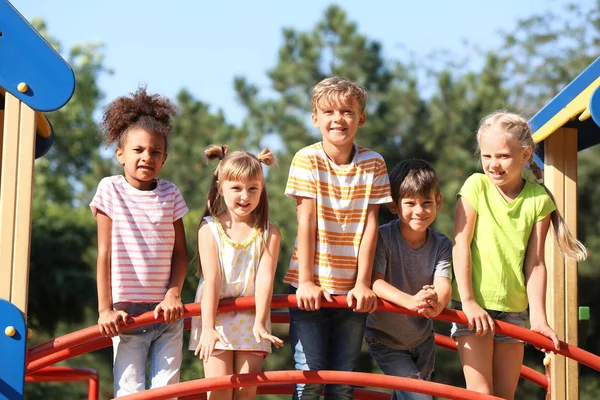 Bonito Crianças Divertindo Playground Livre — Fotografia de Stock
