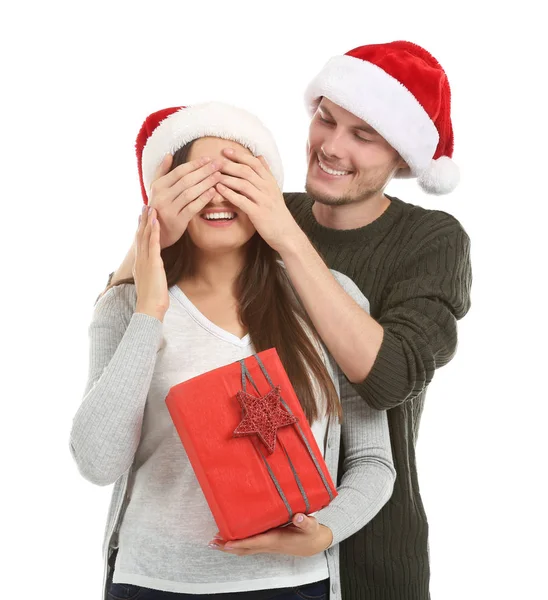 Jovem Mulher Recebendo Presente Natal Seu Marido Fundo Branco — Fotografia de Stock