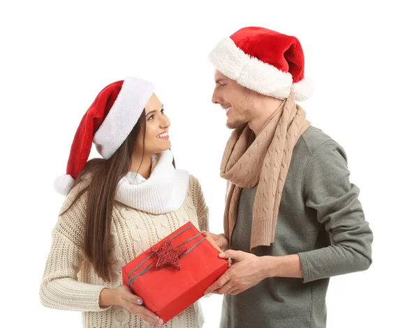 Bonito Jovem Casal Com Presente Natal Fundo Branco — Fotografia de Stock