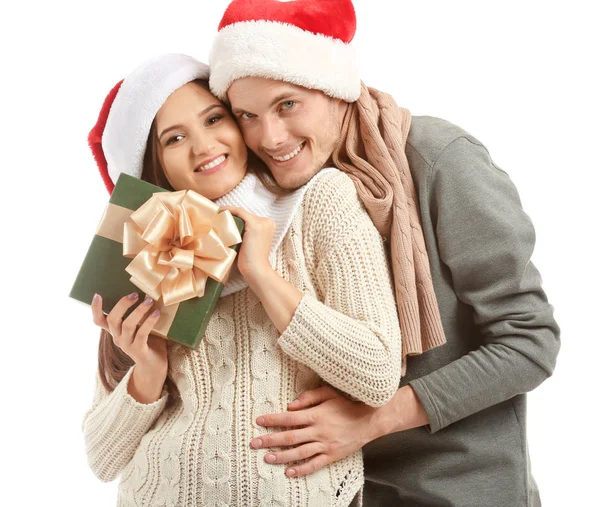 Bonito Jovem Casal Com Presente Natal Fundo Branco — Fotografia de Stock