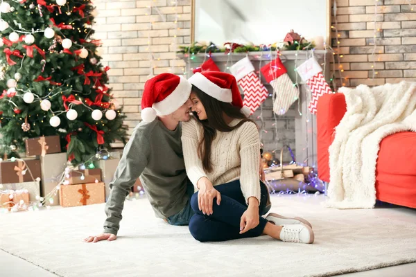 Portrait Cute Young Couple Santa Hats Home Christmas Eve — Stock Photo, Image