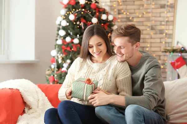 Cute Young Couple Christmas Gift Home — Stock Photo, Image