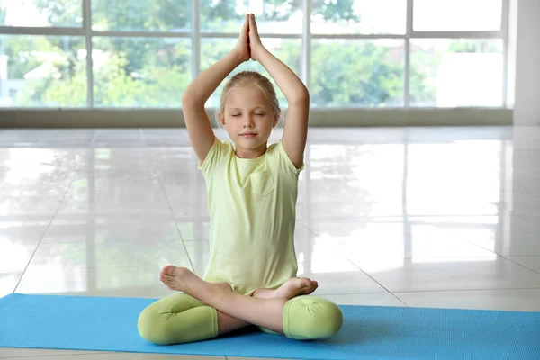 Kleines Mädchen Praktiziert Yoga Haus — Stockfoto